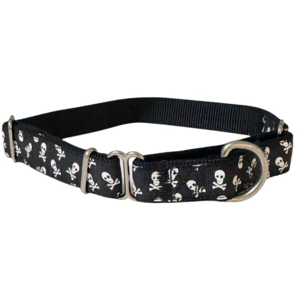 Black skull and crossbones print adjustable dog collar 22” size L/XL